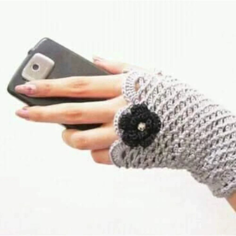 2 gloves - Picture 1 of 3